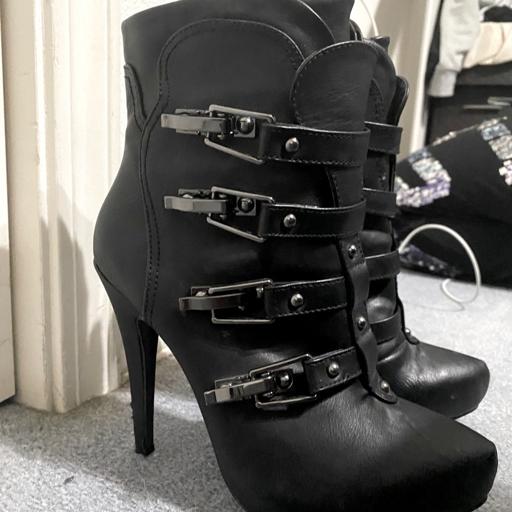 Black shi boot heels